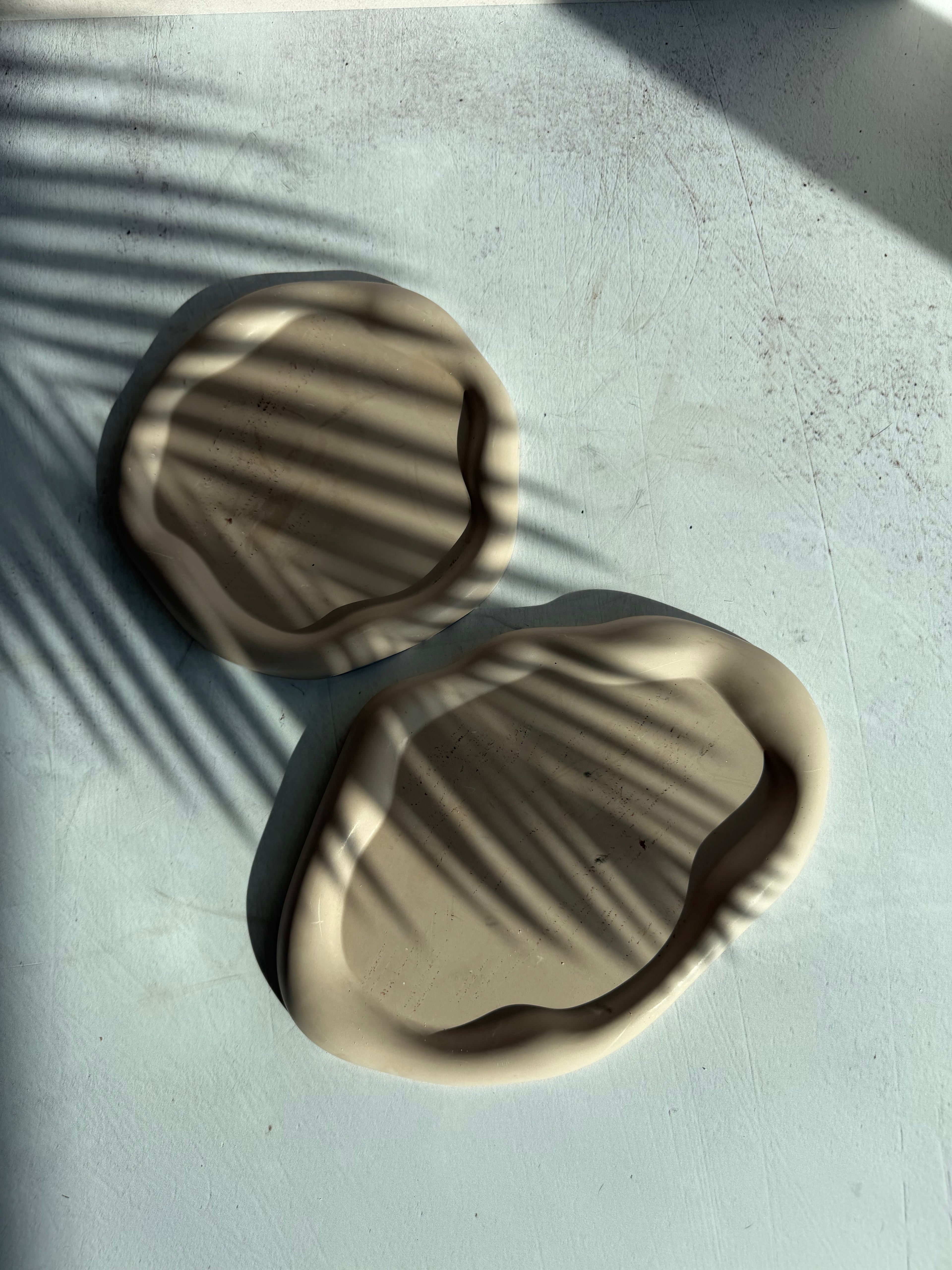 Platos y velas en concreto